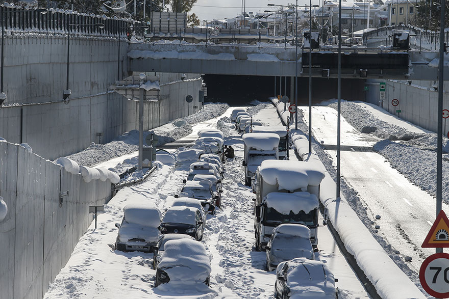 Απελπισία στην Αττική Οδό με αυτοκίνητα να παραμένουν ακινητοποιημένα στα χιόνια για δεύτερο 24ωρο