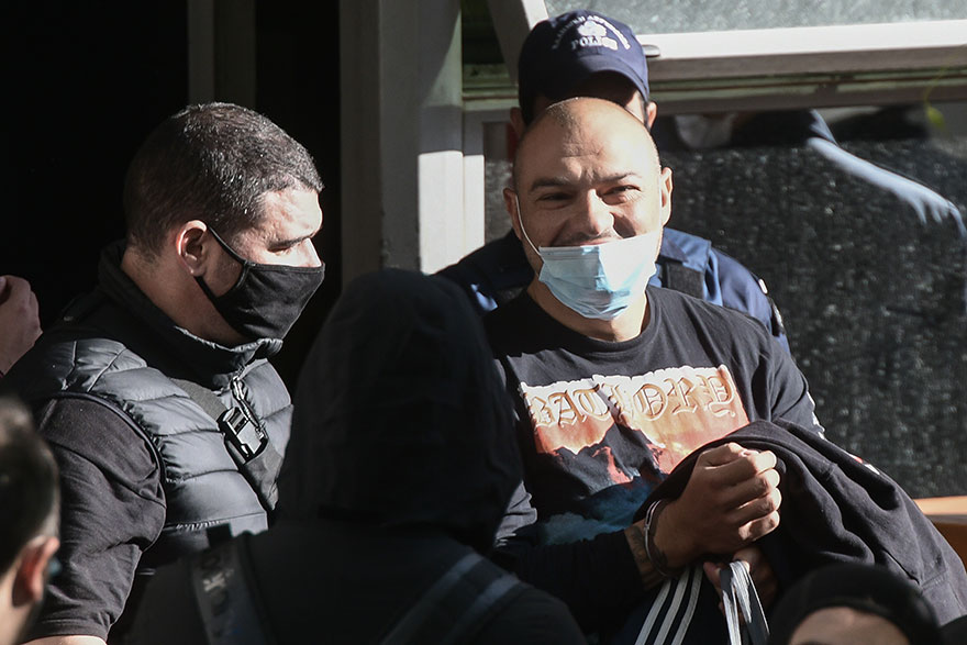 Ο Γιώργος Γερμενής, ηγετικό στέλεχος στην εγκληματική οργάνωση της Χρυσής Αυγής, οδηγείται στην κλούβα έξω από τη ΓΑΔΑ προκειμένου να μεταφερθεί στη φυλακή