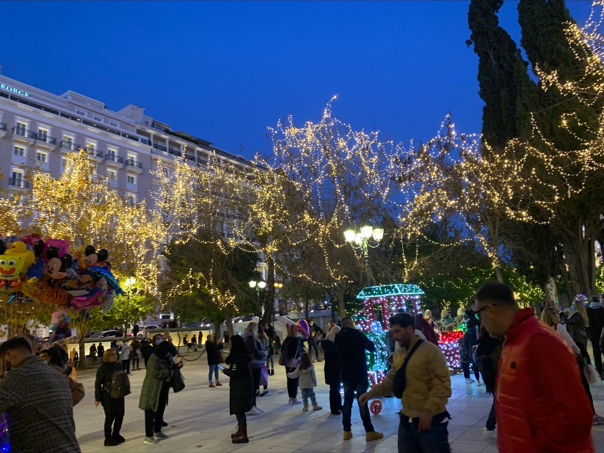 Στιγμιότυπο από τη στολισμένη πλατεία Συντάγματος στην Αθήνα - Χριστούγεννα 2021