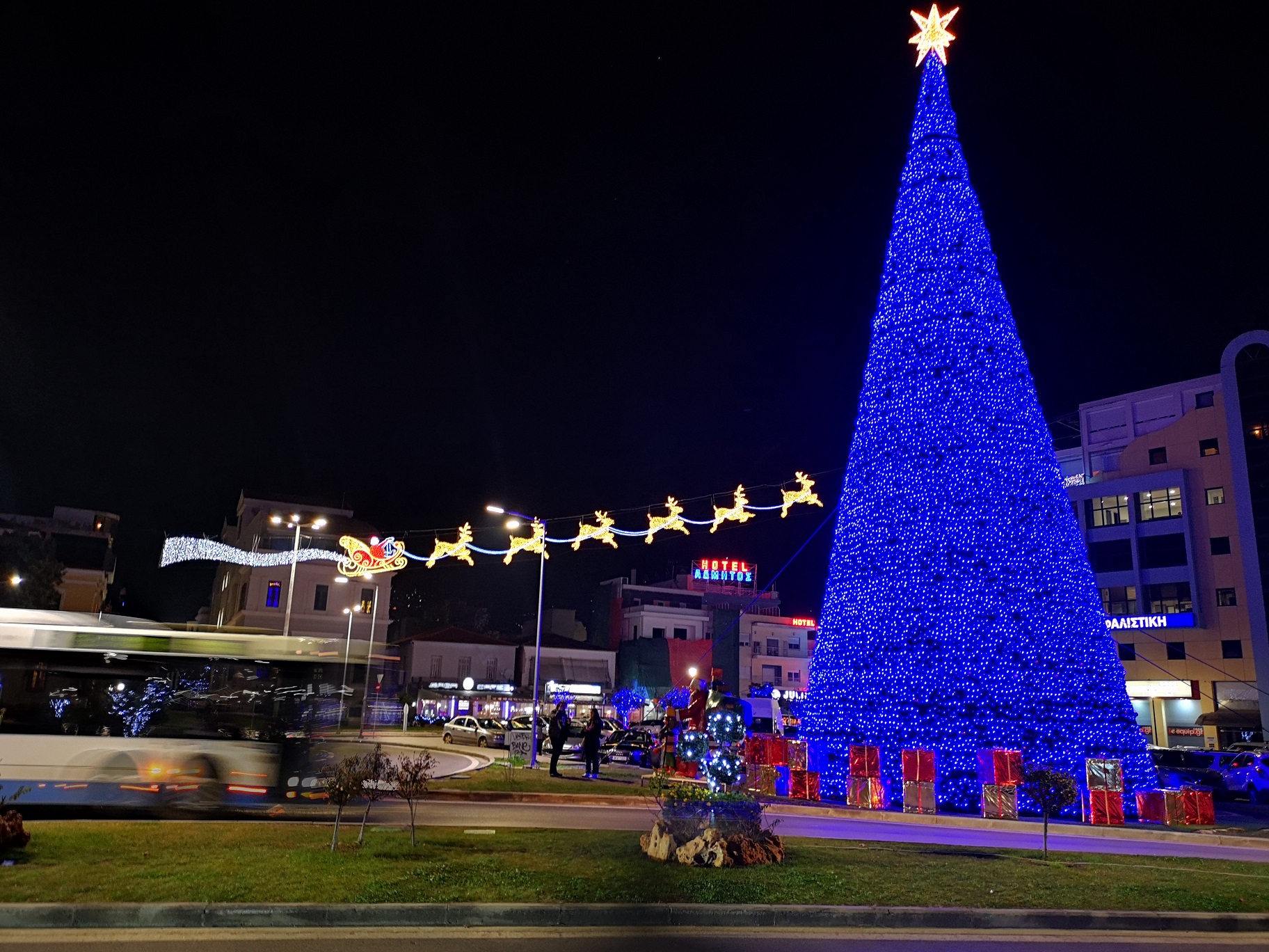 Το χριστουγεννιάτικο δέντρο στο λιμάνι του Βόλου