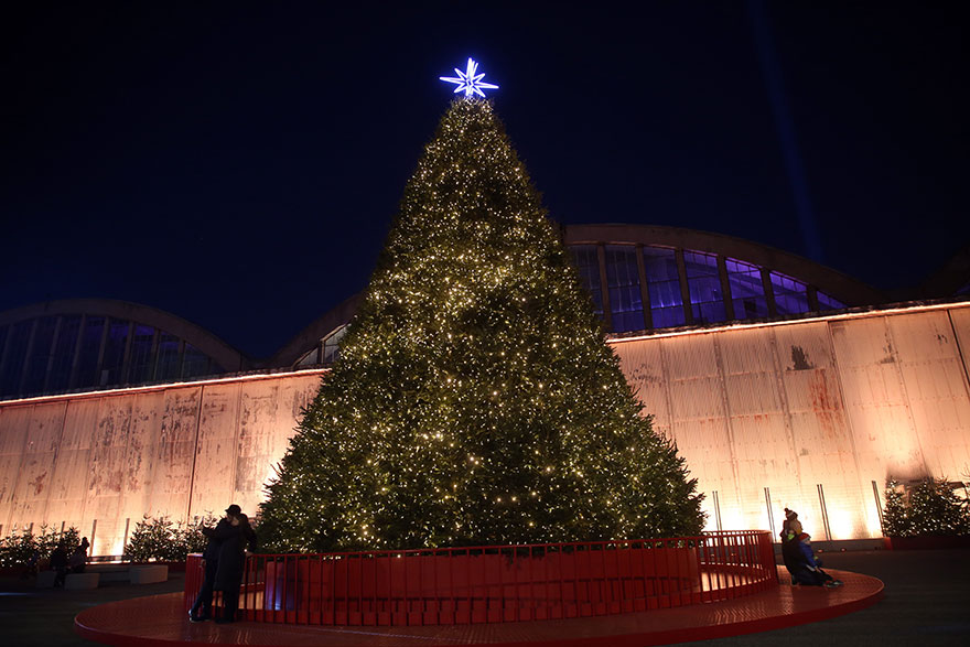 Στο Ελληνικό το Χριστουγεννιάτικο Δέντρο του Experience Park είχε ύψος 17 μέτρα