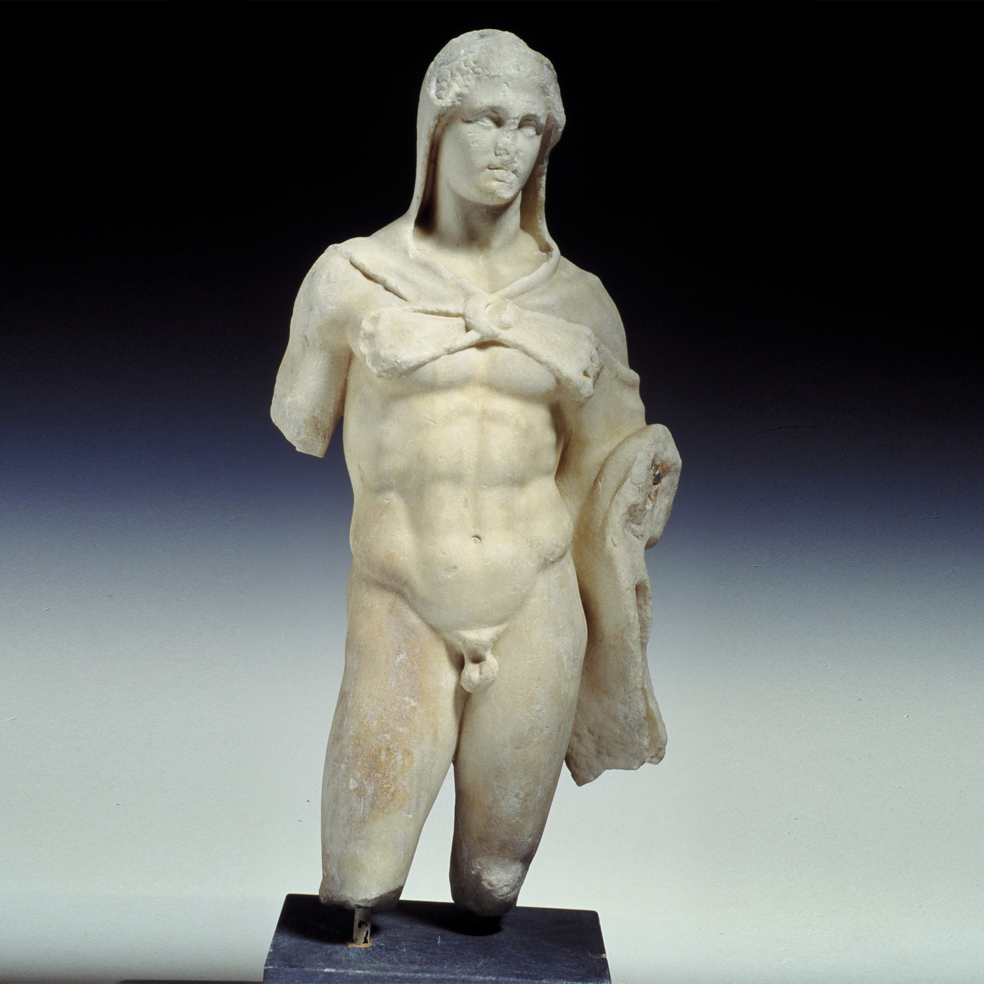 Το μικρό άγαλμα, (0,54 μ) του Ηρακλή (τέλος 4ου αι. πΧ.), το οποίο εκτίθεται στο Εθνικό Αρχαιολογικό Μουσείο (αίθουσα του Βωμού), ανακαλύφθηκε το 1885, απέναντι από το σημείο που βρέθηκε η κεφαλή του Ερμή.