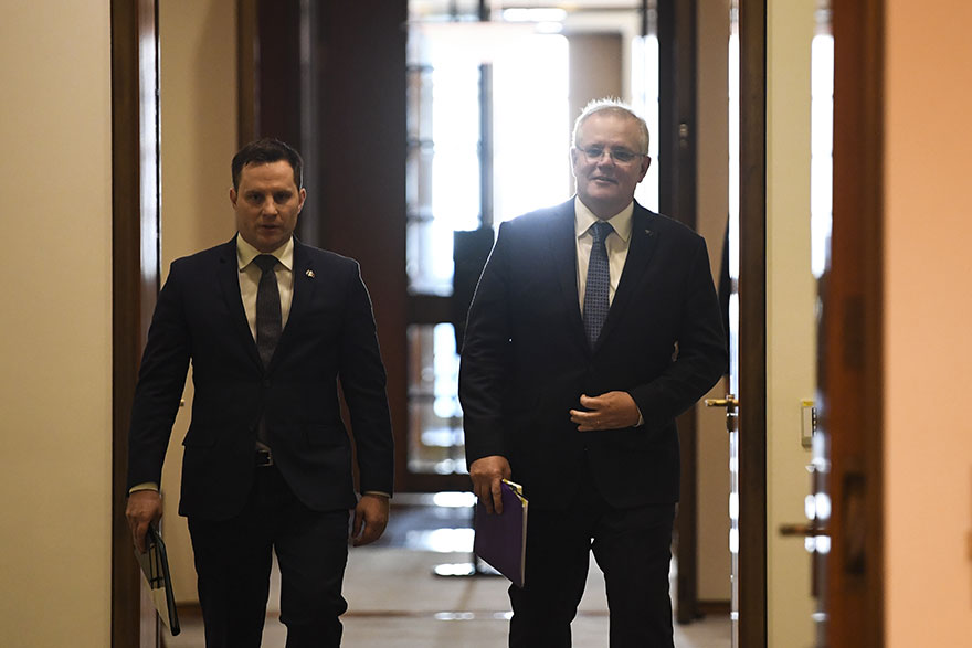 Ο Ελληνοαυστραλός υπουργός Μετανάστευσης Άλεξ Χοκ με τον πρωθυπουργό Σκοτ Μόρισον