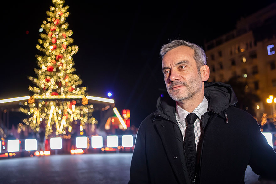 Ο δήμαρχος Θεσσαλονίκης Κωνσταντίνος Ζέρβας με φόντο το χριστουγεννιάτικο δέντρο στην πλατεία Αριστοτέλους